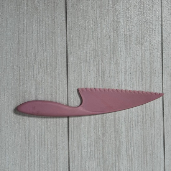 Pampered Chef Pink Plastic Serrated Knife Kitchen Tool U S Patent D403559 - Picture 2 of 4